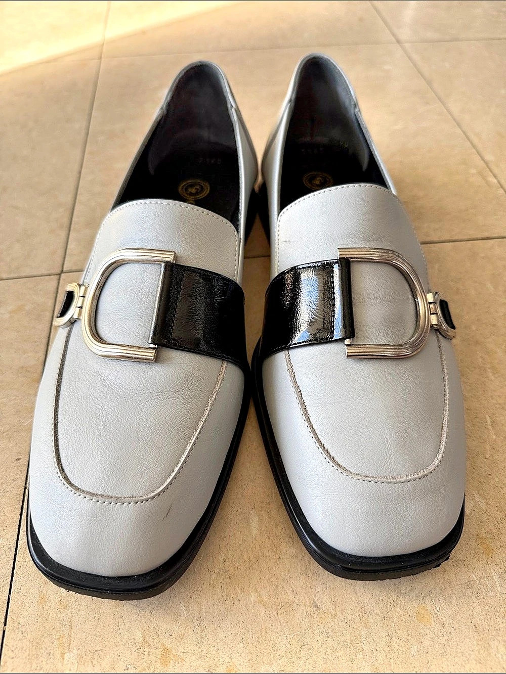 Gizzelli Gray & Black Buckle Loafers